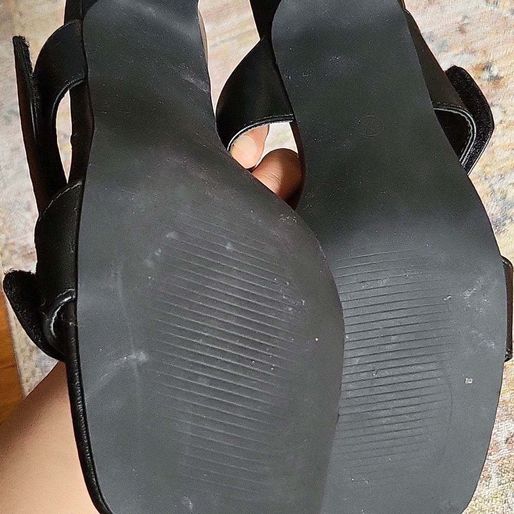 Black velcro strappy heel
